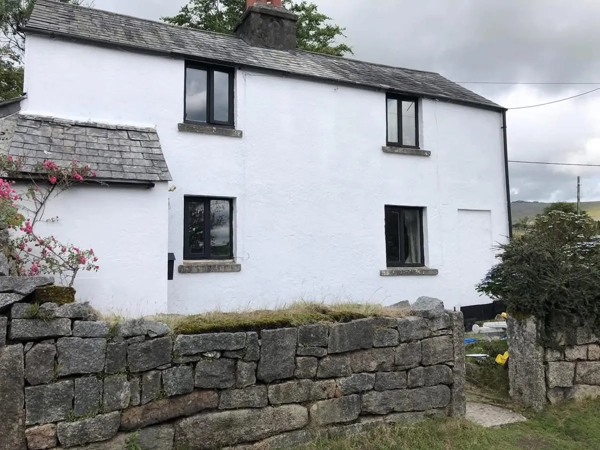 Render repair and exterior repaint of a cottage in Exmouth